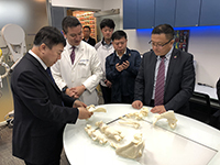 Prof. Zhang Yingze visits the Computer Assisted Orthopaedics Laboratory